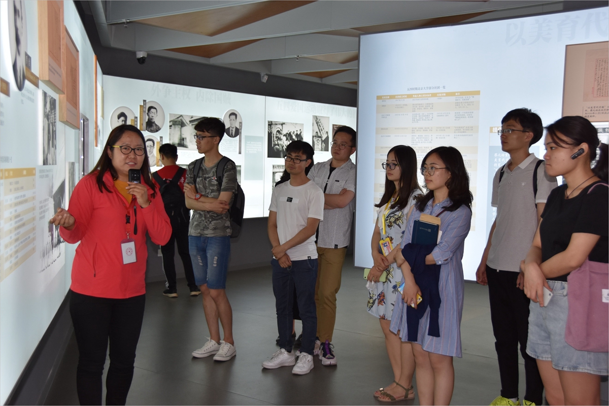 图1：同学们聆听讲解员讲解校史.jpg