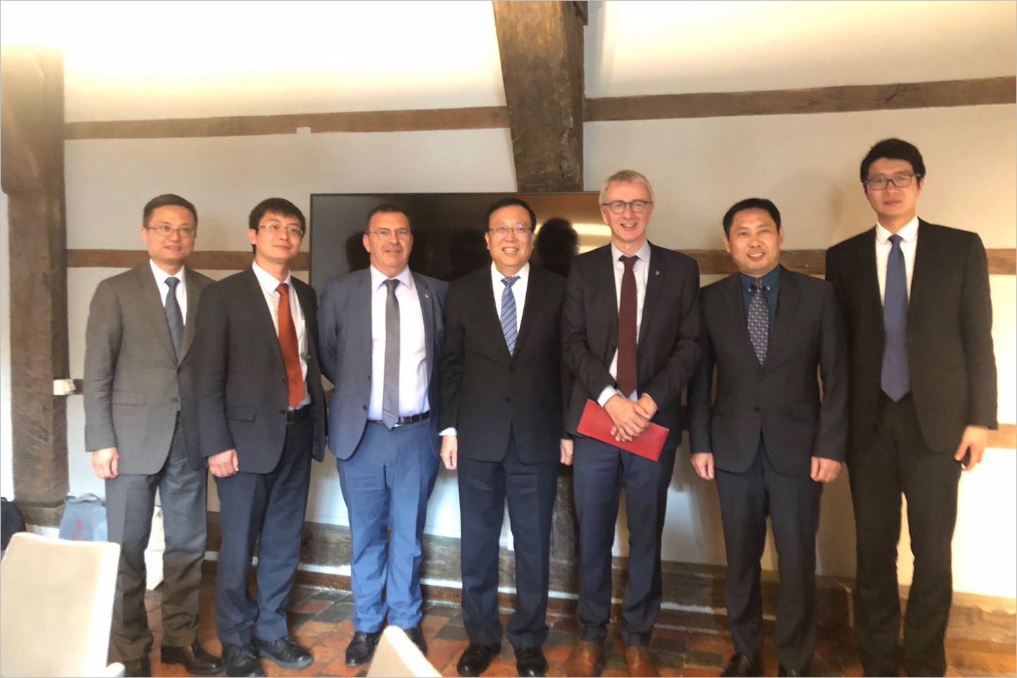 照片：郝平校长访问鲁汶大学_副本.jpg