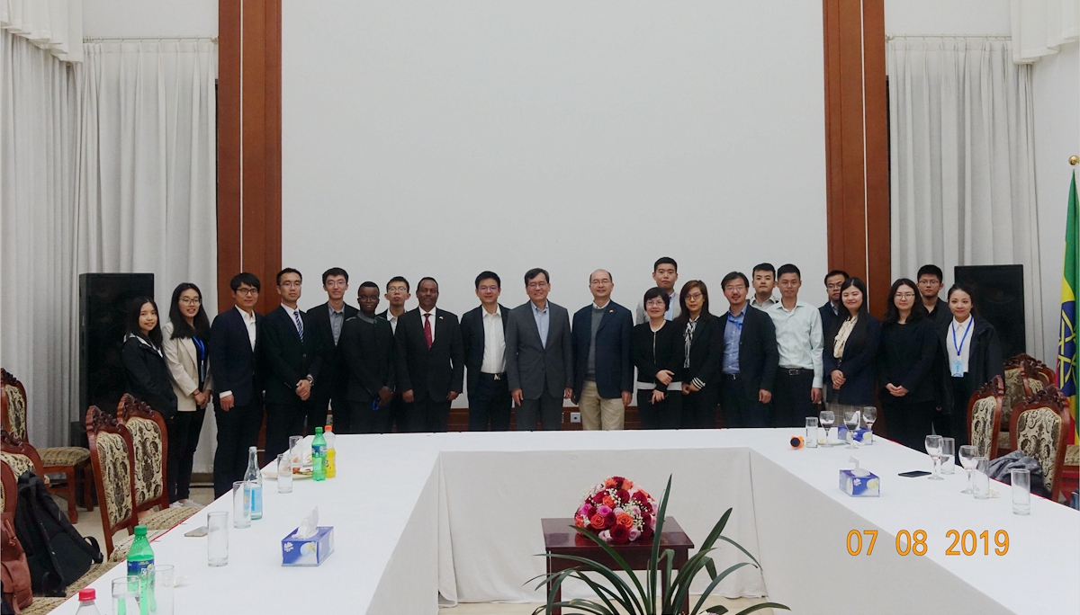 中国驻埃塞俄比亚全权大使谈践会见调研团.jpg