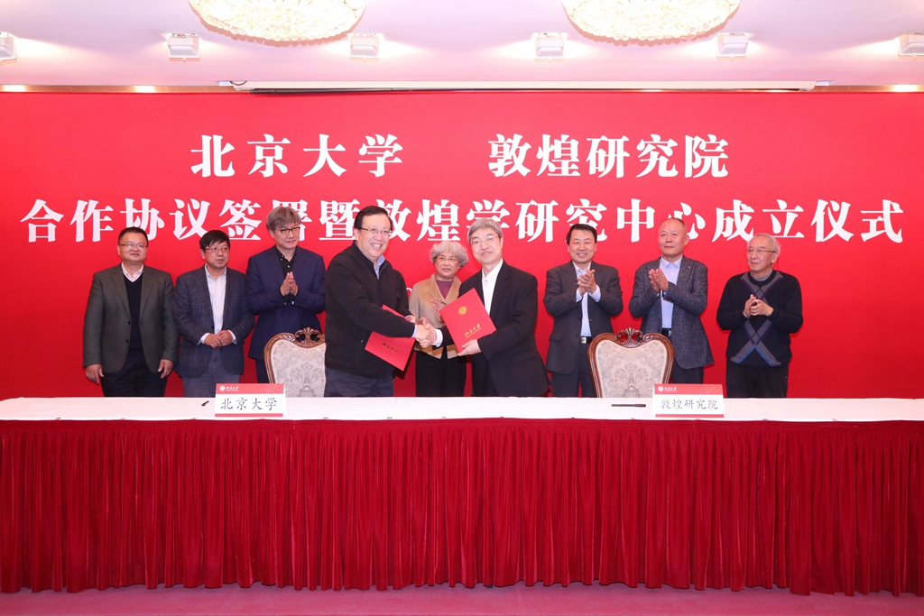 签署合作协议合影.jpg