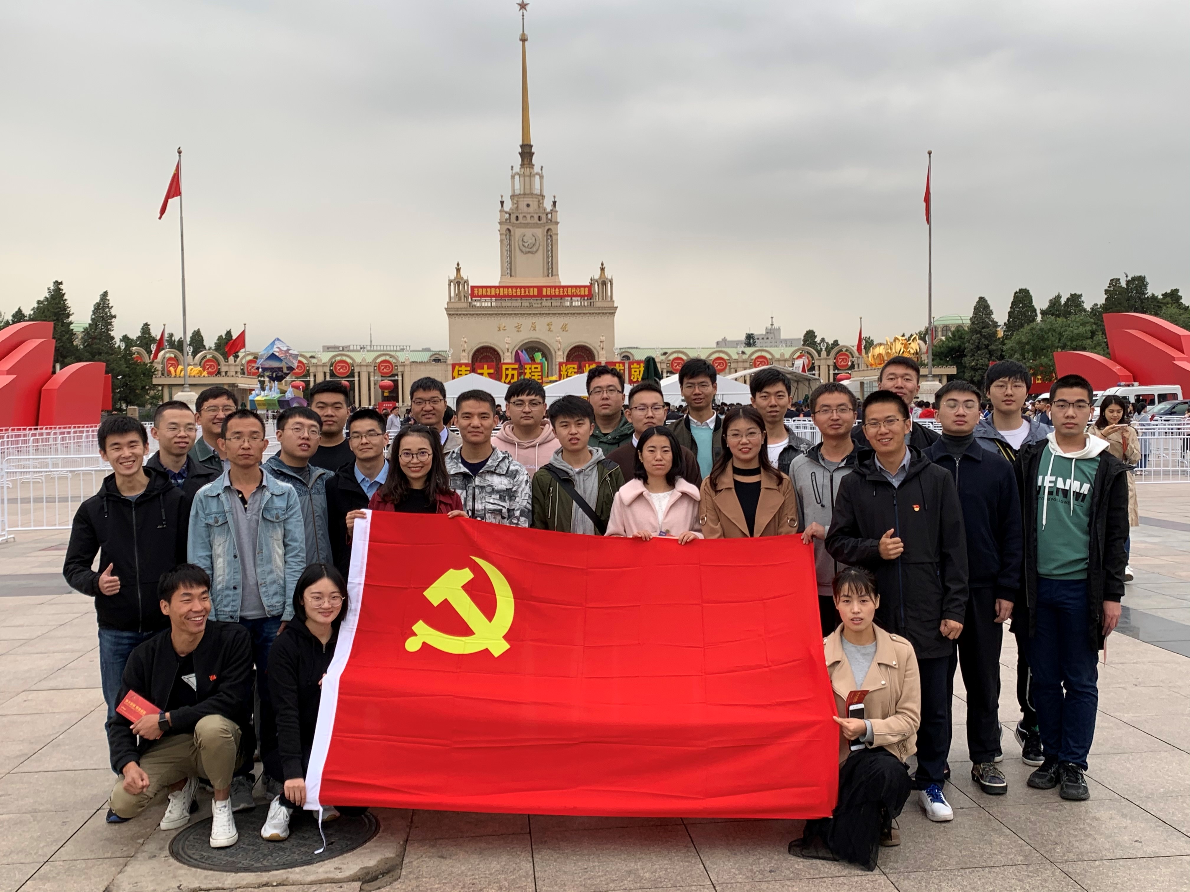 图一 支部同学在展览馆前合影.jpg