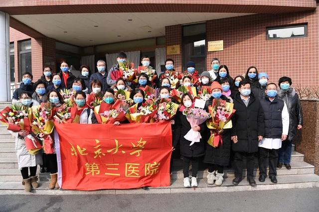9队员与院领导、科室主任合影.jpg