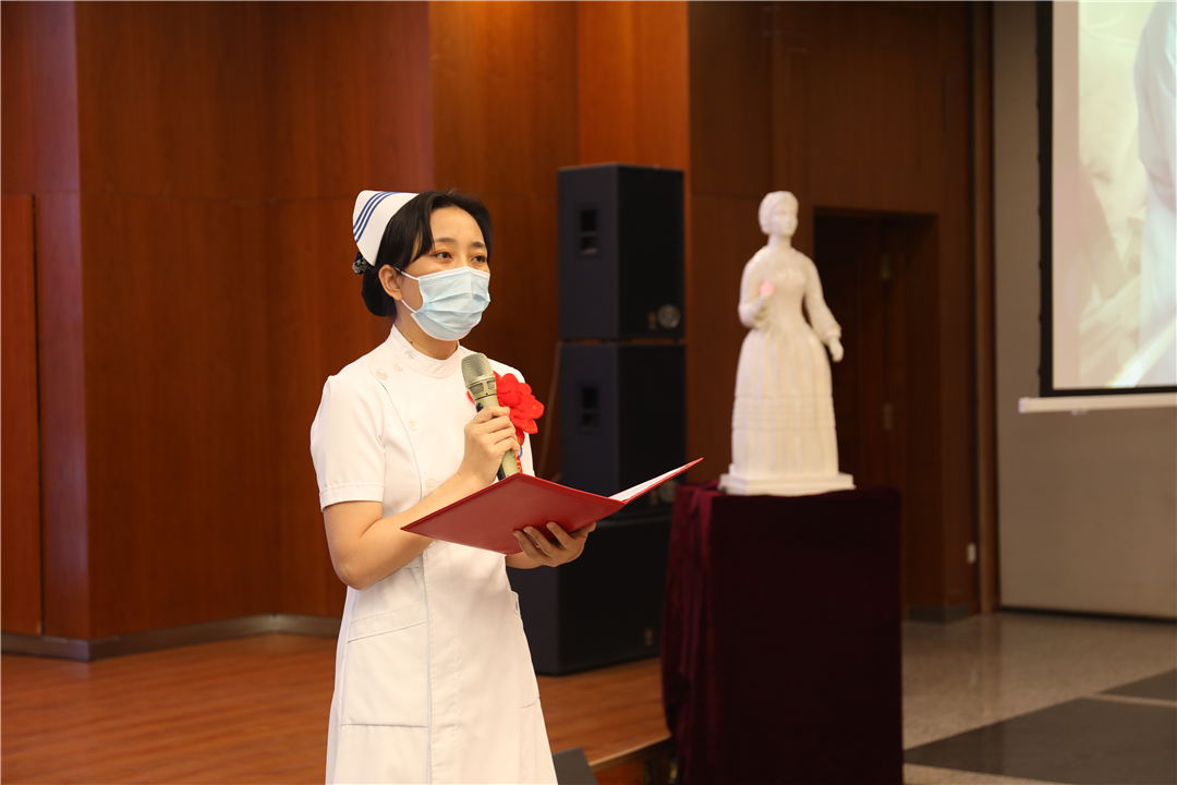 护理部主任、援鄂队员王泠深情讲述.jpg