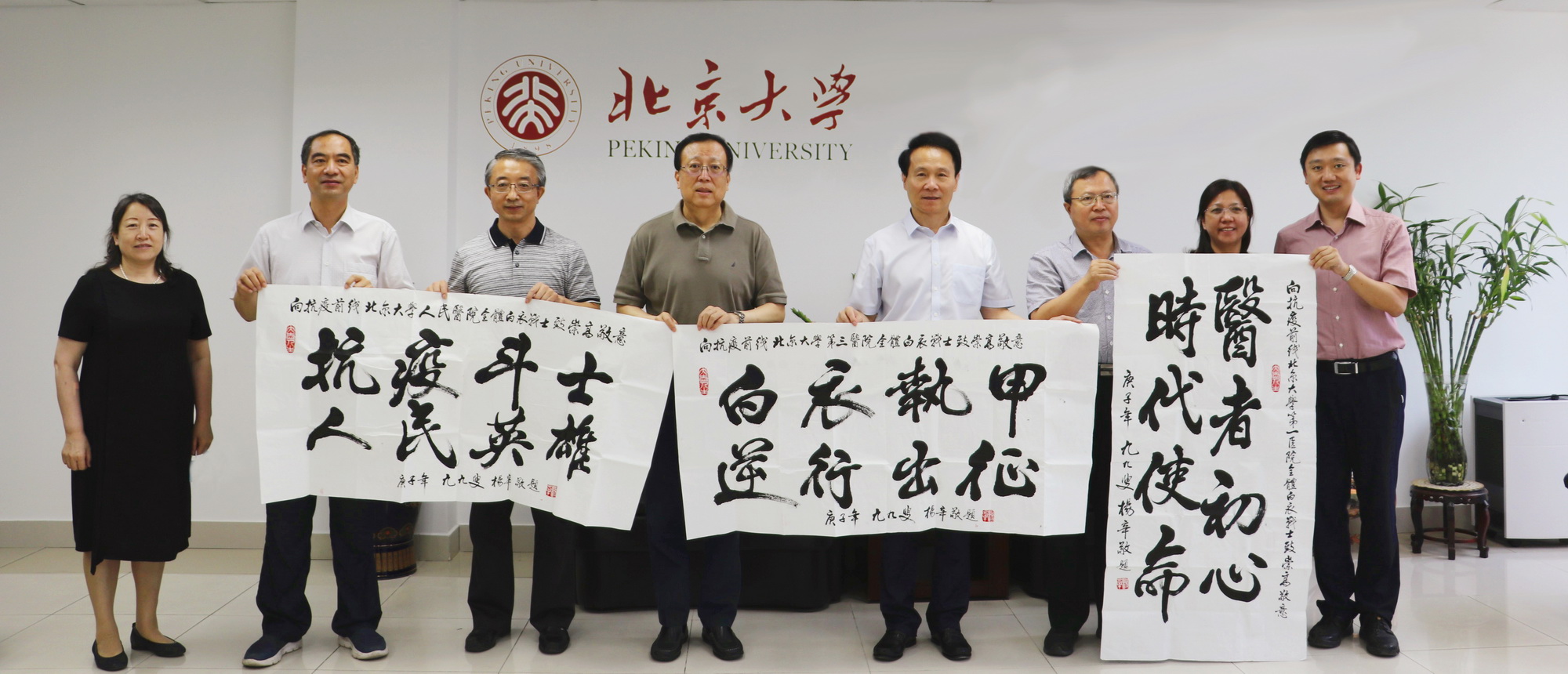 校领导接受杨辛先生捐赠的书法作品1_调整大小.jpg