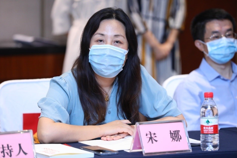 宋娜主持.jpg