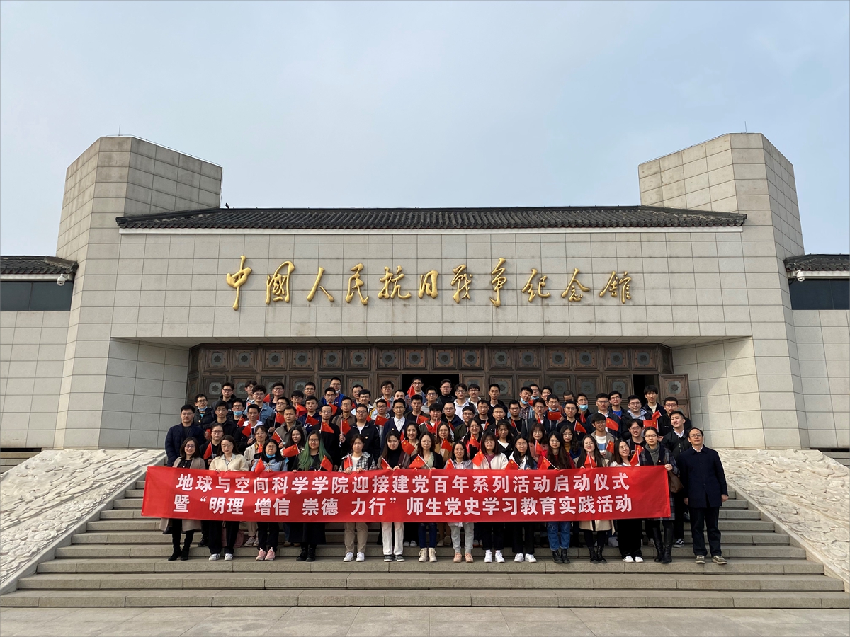 图5.参观活动合影.jpg