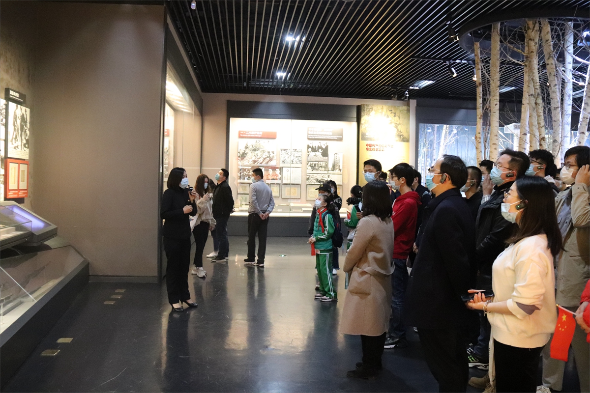 图2.师生参观中国人民抗日战争纪念馆（1）.jpg