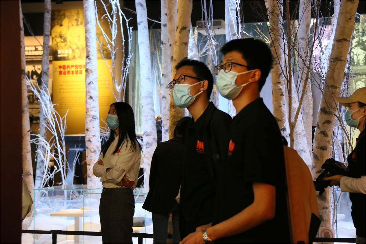 2、师生在中国人民抗日战争纪念馆参观学习.jpg