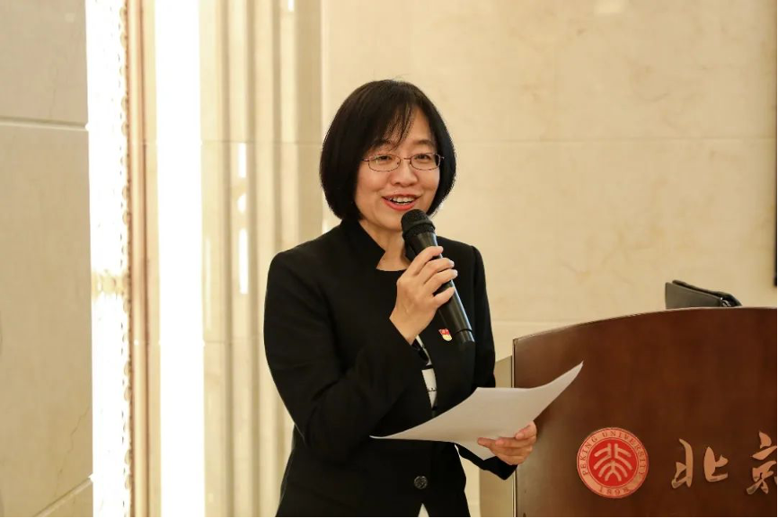 党委书记雷虹主持讲话.png