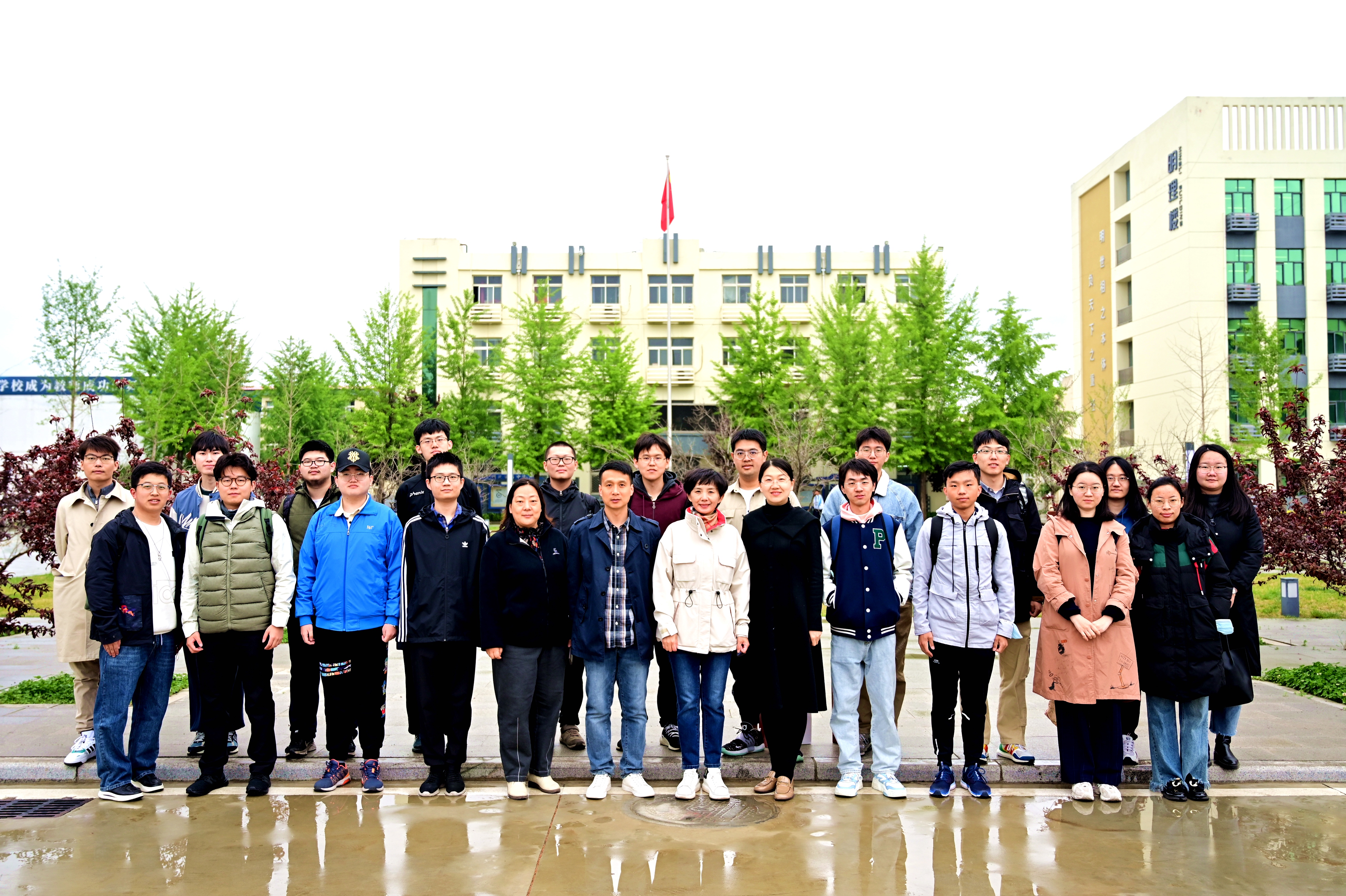 图3 实践团成员同安新中学老师合影留念.JPG
