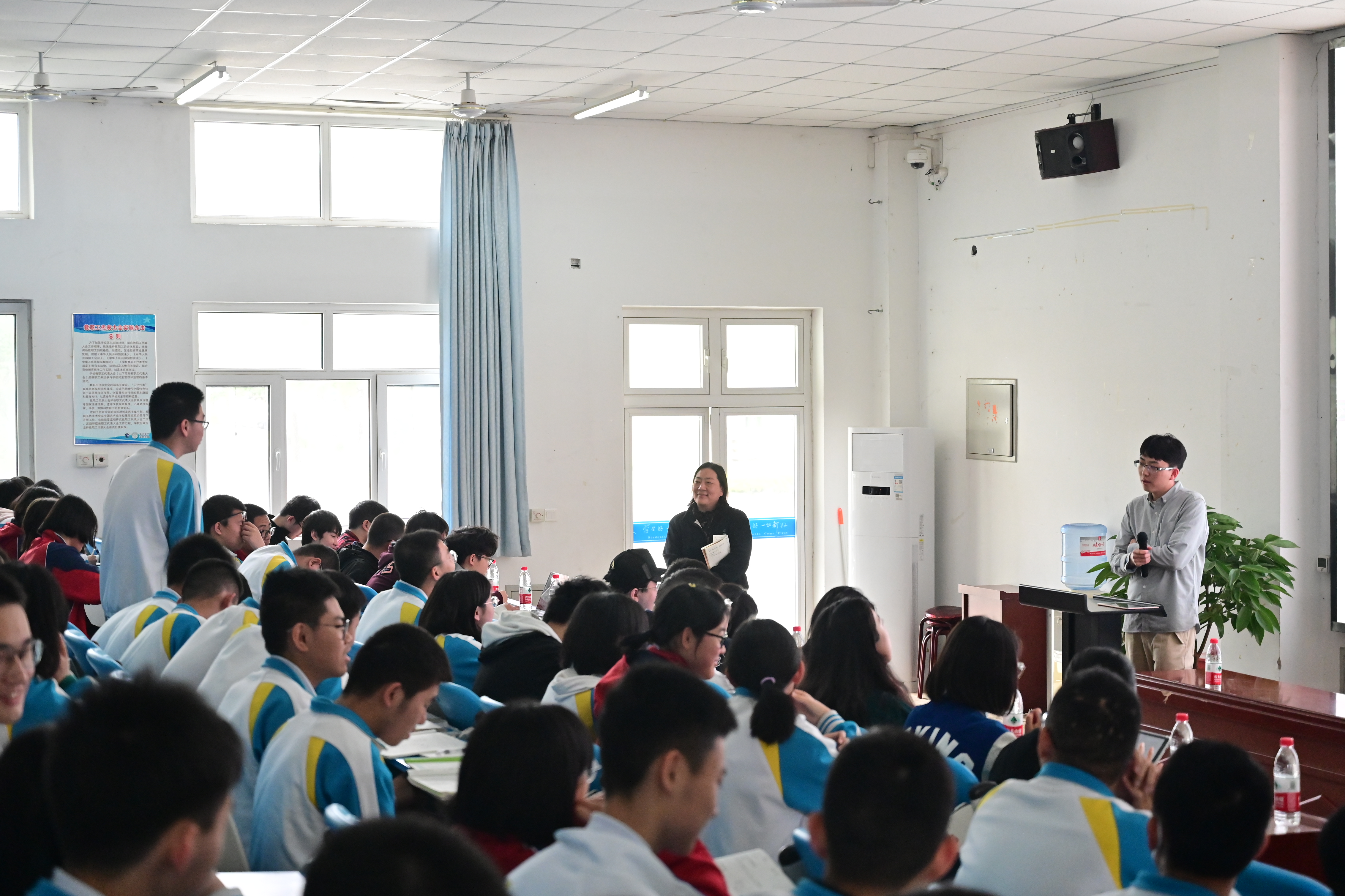 图6-1 安新中学师生踊跃提出问题.JPG