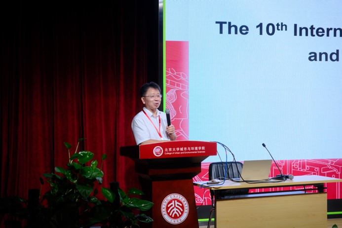 北京大学城市与环境学院院长贺灿飞教授致辞.jpg